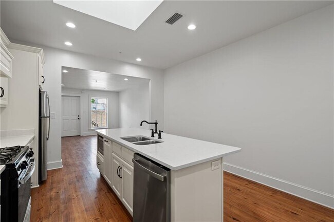 Building Photo - 362 Dauphin St