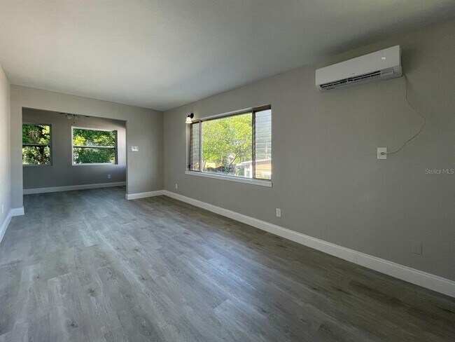 Building Photo - 2704 E Columbus Dr