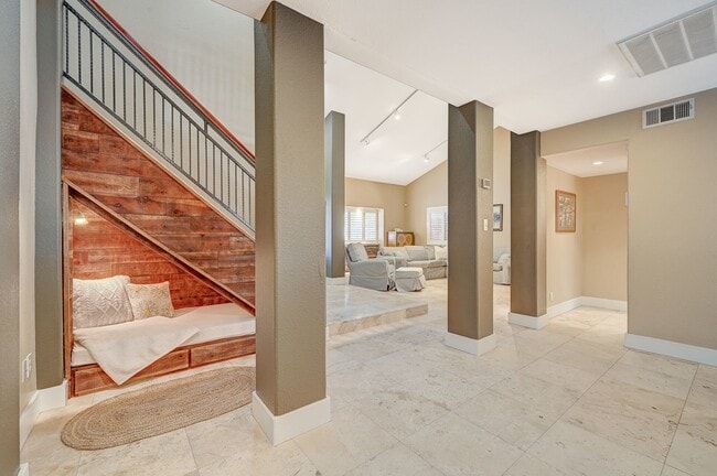 Building Photo - Charming 4 bedroom 3 bath fully furnished pool home in the heart of spring valley!