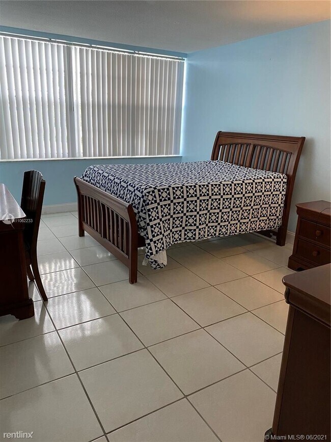Building Photo - 2 br, 2 bath Condo - 1551 NE Miami Gardens Dr