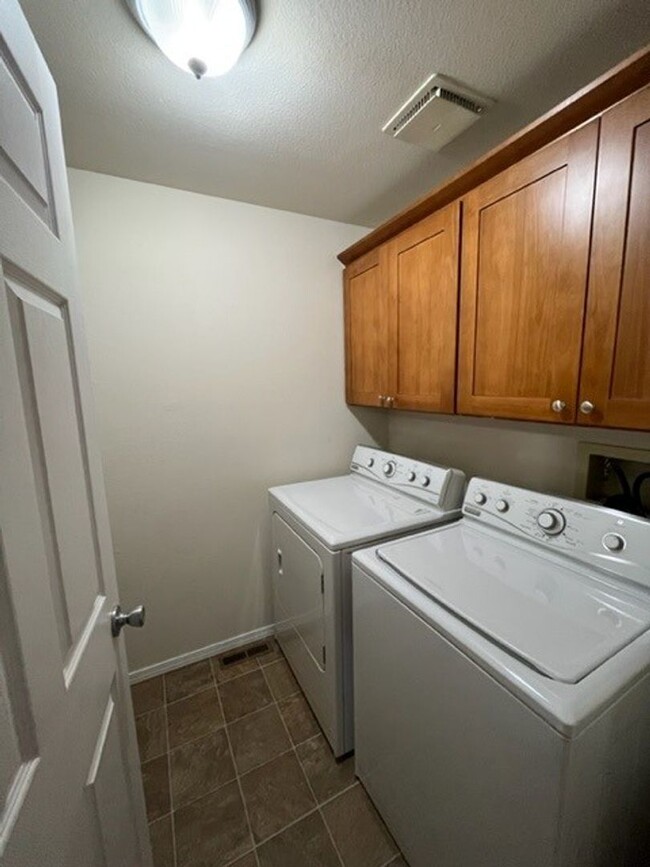 Building Photo - 2 Bd / 1 Ba Kirkland Condo