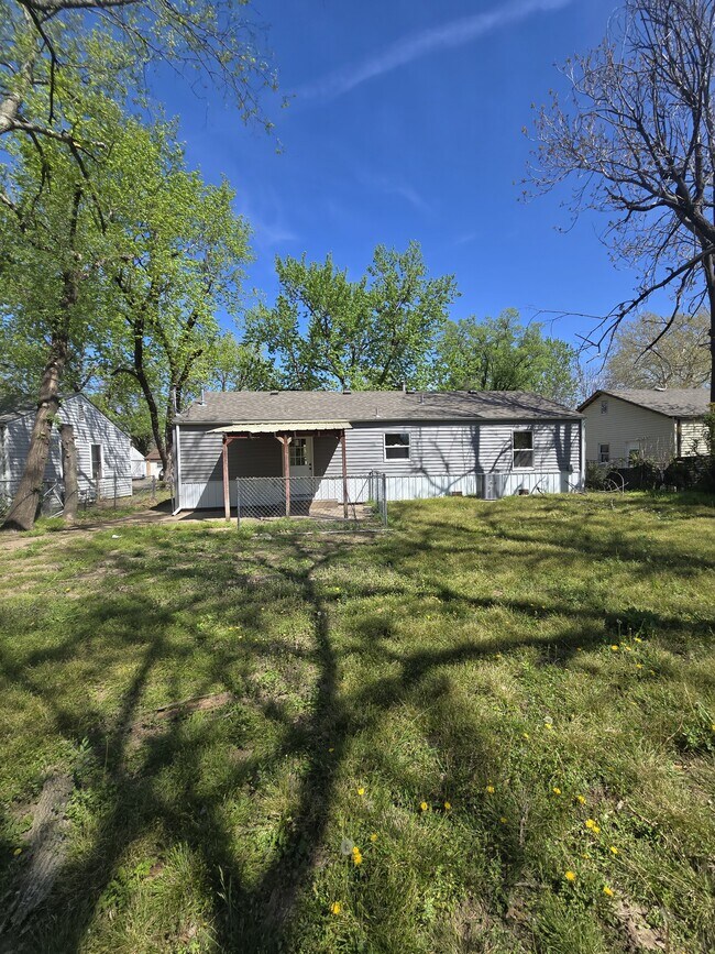 Building Photo - 1121 Luther E