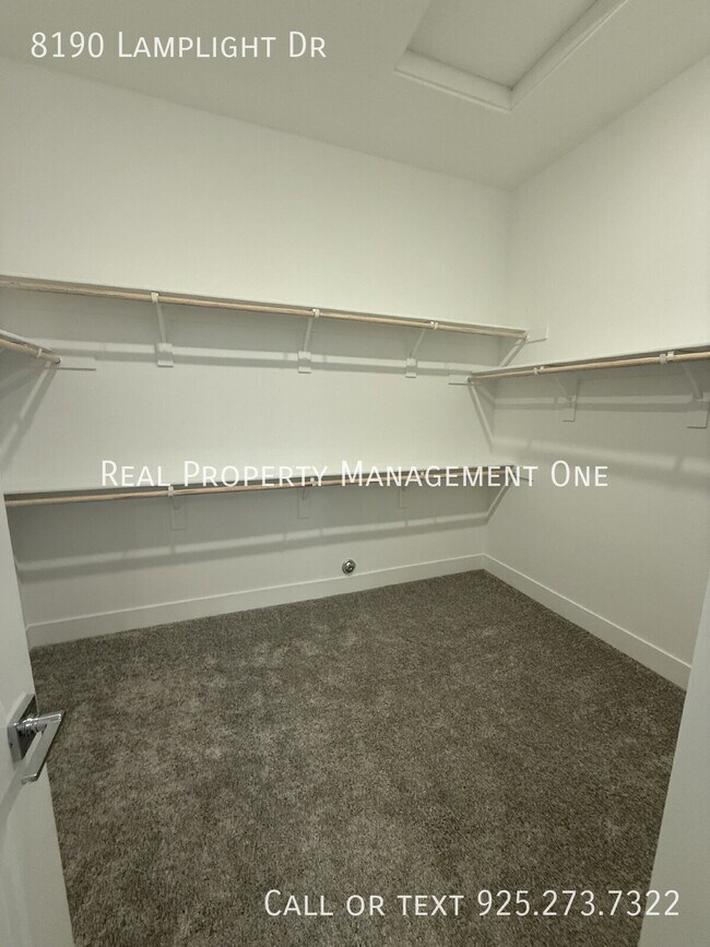 Building Photo - 8190 Lamplight Dr
