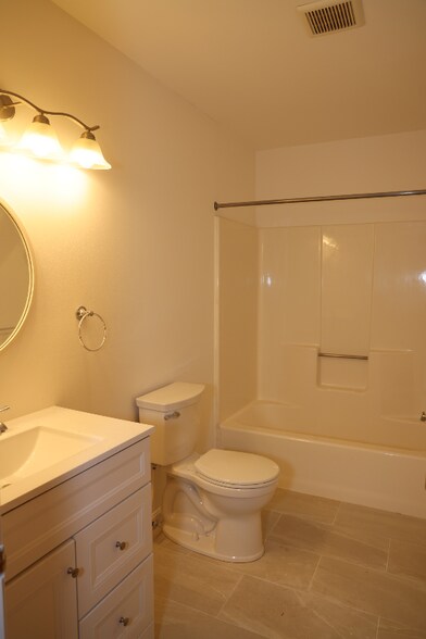 Building Photo - 814 Cobble Creek Curv