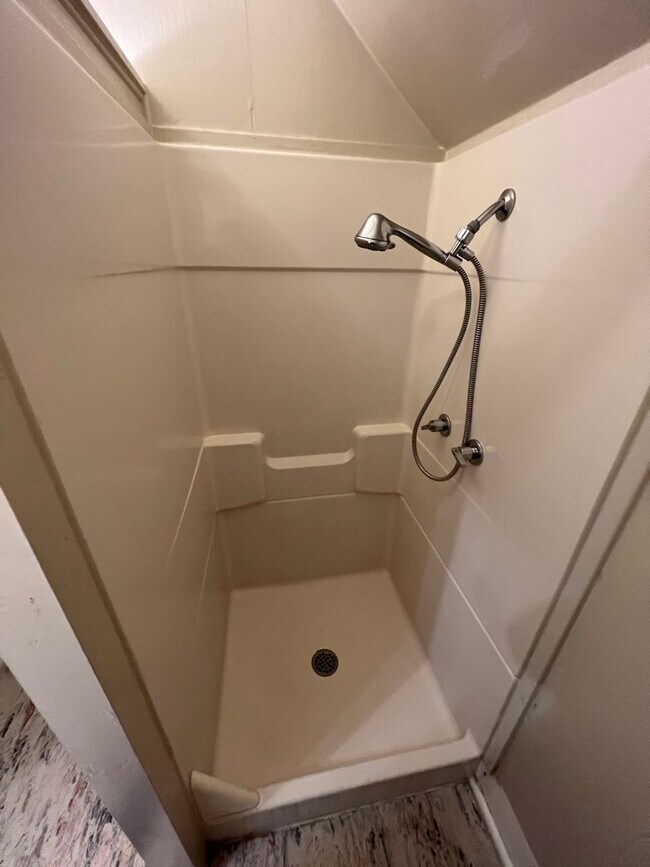 Building Photo - 2 Bedroom in Triplex Near Downtown and Campus