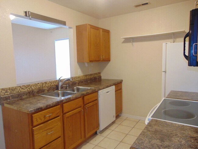 Building Photo - 1709 N Lakewood Dr