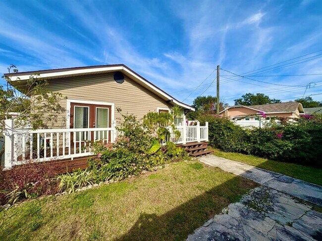 Building Photo - 302 W Haya St