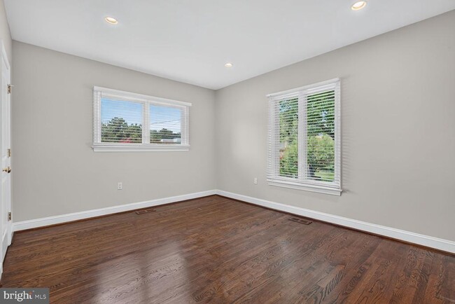 Building Photo - 6216 Goodview St