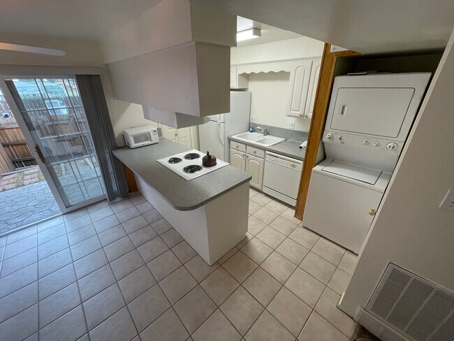 Kitchen - 3728 Quail St