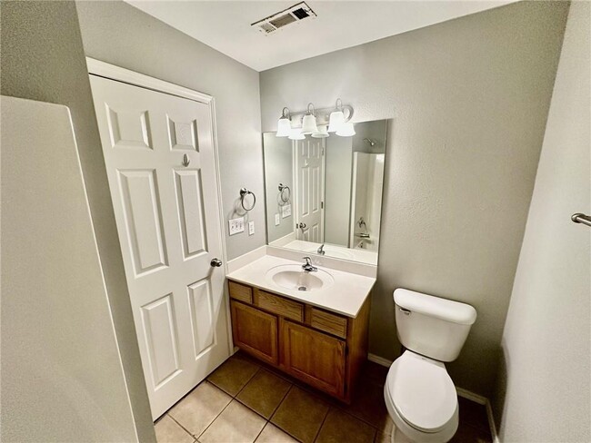 Building Photo - 1431 W Jct St