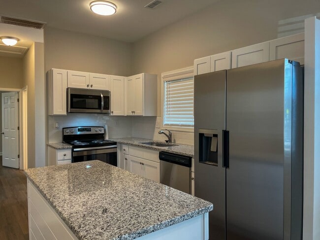 Building Photo - 510 Lakeview Ave, Colonial Heights