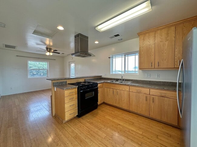 Primary Photo - Upstairs 1 Bedroom with tons of Sunshine and Large Balcony!