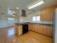 Building Photo - Upstairs 1 Bedroom with tons of Sunshine and Large Balcony!