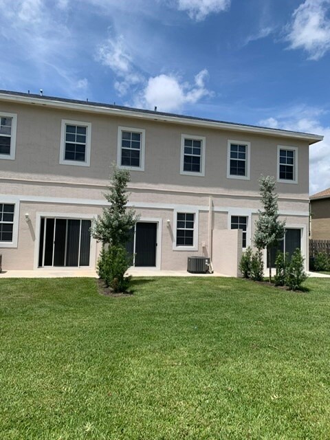 Beautiful open plan apt with high ceiling. - 1622 Montauk Dr