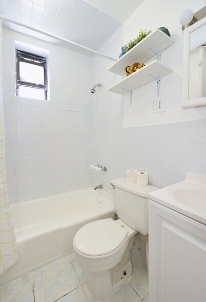 Building Photo - 722 9th Ave