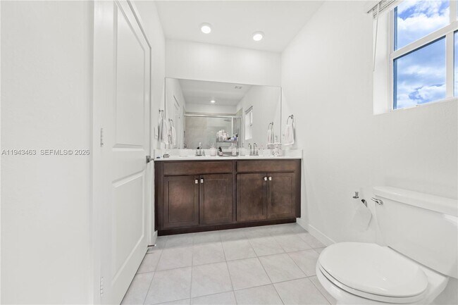 Building Photo - 818 SE 17th St