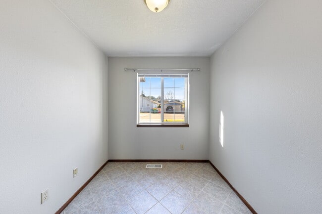 Building Photo - Spacious Townhome 3 Bedrooms plus office!