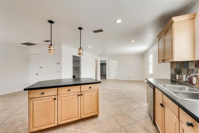 Building Photo - 633 Rose Garden Dr