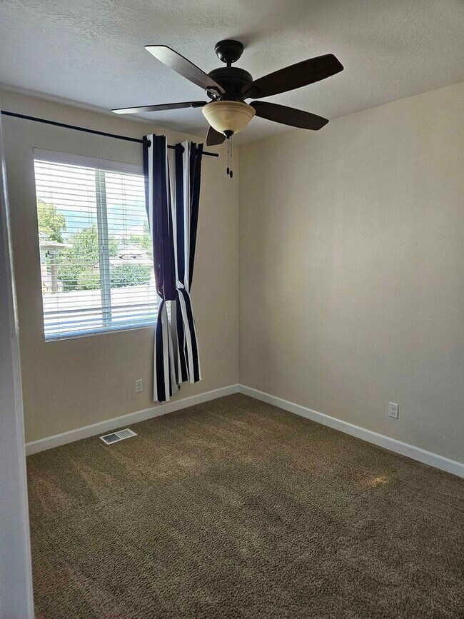 Building Photo - 571 S 360 East Cir