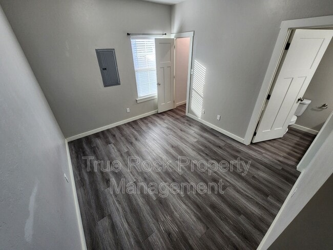 Building Photo - 416 E 13th St