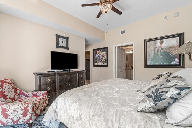 Building Photo - 701 S Olive Ave