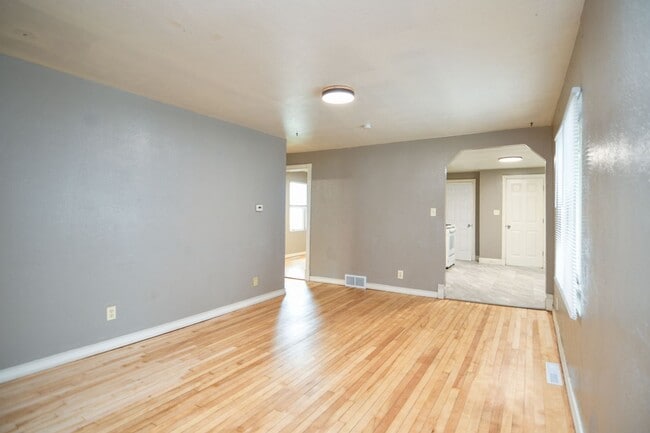 Building Photo - 4 Bed 1 Bath Single Family Home