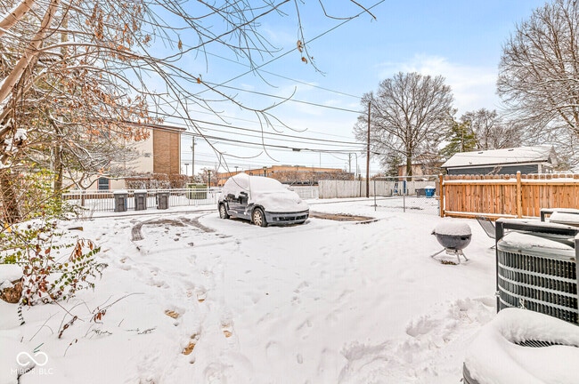 Building Photo - 2345 N Kenwood Ave