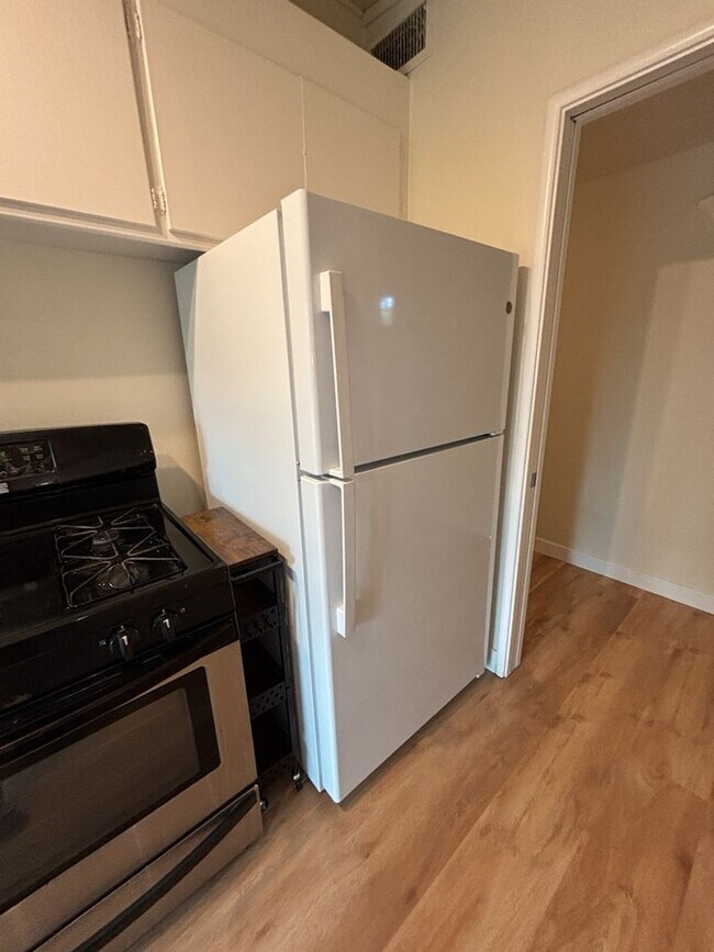 Building Photo - 3/1 in East Davis, New windows, new floors, new paint!