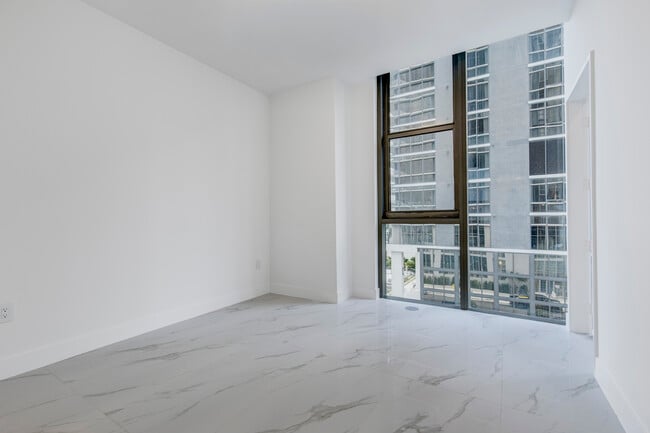 Building Photo - 700 NE 24th St