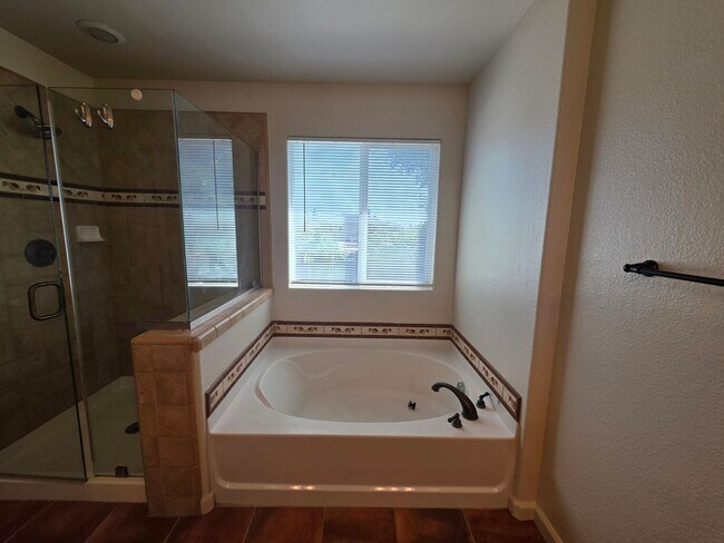 Building Photo - 3 bedroom with an extra office/den space in Modesto!