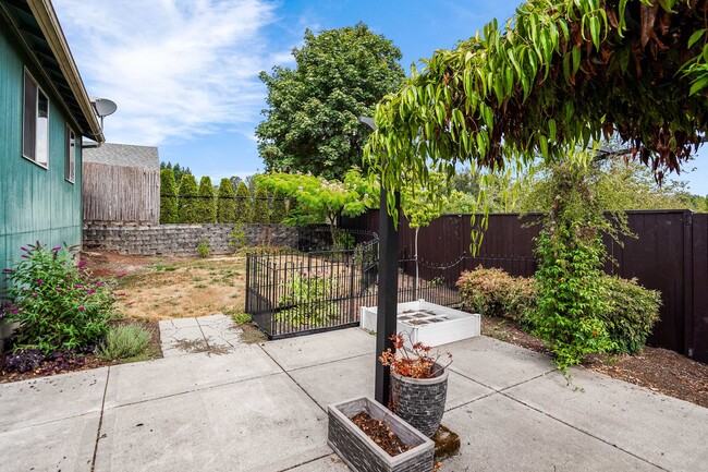 Building Photo - Beautiful 3 bed, 2 bath home in a quiet We...