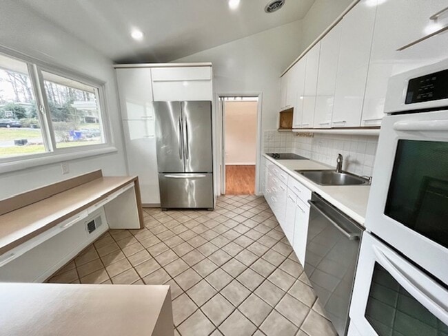 Building Photo - 8308 Whitman Dr