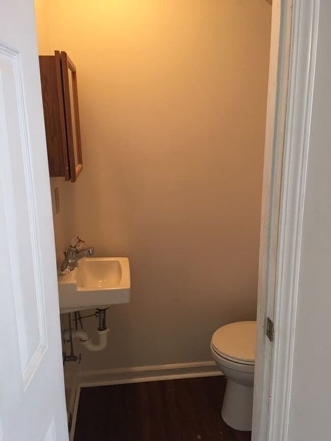 Building Photo - Knoxville 37920 - 2 bedroom, 1.5 bath town...