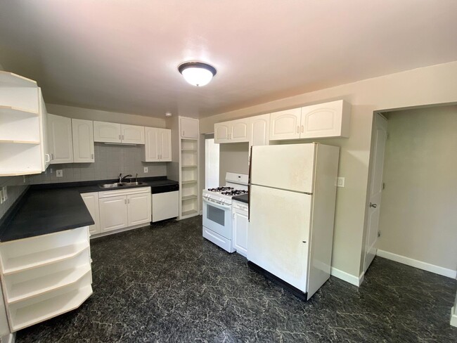 Building Photo - 2 Bedroom/1BA PLUS Garage -  Close to the ...