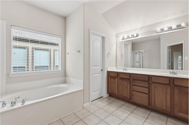 Building Photo - 8808 Paradise Dr