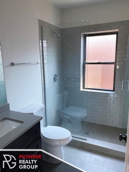 Building Photo - 2211 W Eastwood Ave