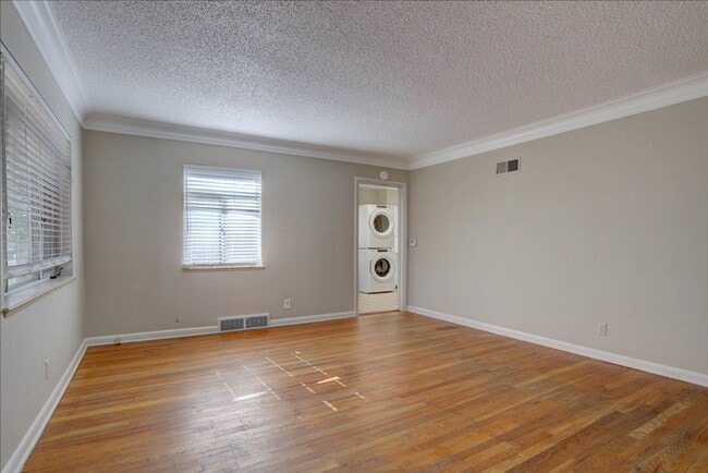 Building Photo - Spacious Sunnyside Bungalow, Finished Base...