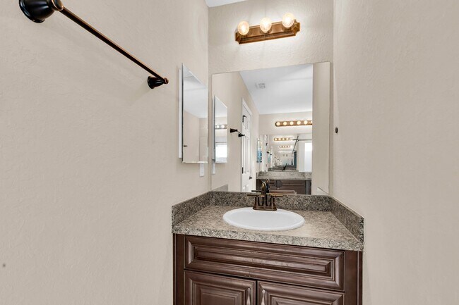 Building Photo - Large 4 Bedroom Rental!