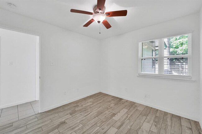 Building Photo - 3 W Woodtimber Ct
