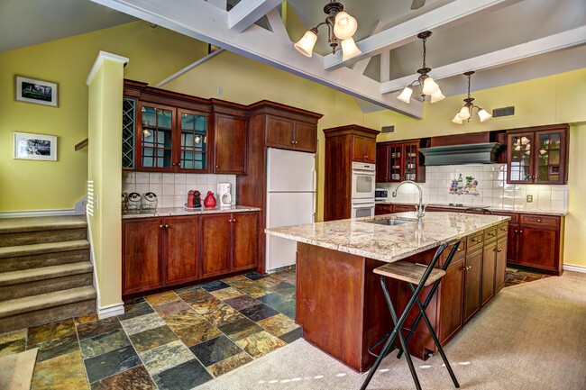 Building Photo - 89 Pine St