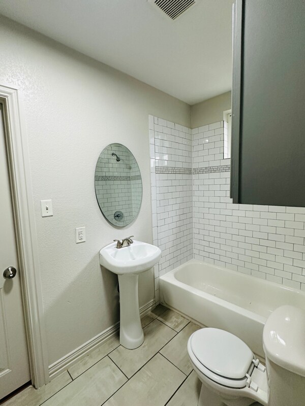 Building Photo - 1535 E Elmore Ave