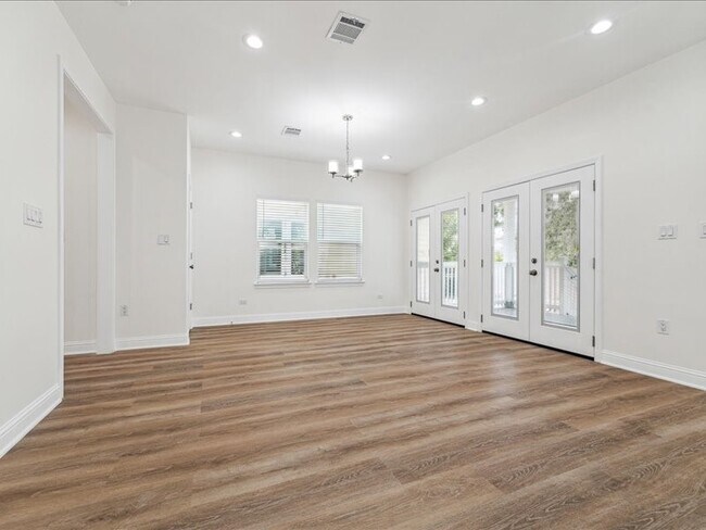 Building Photo - 915 E 37th St