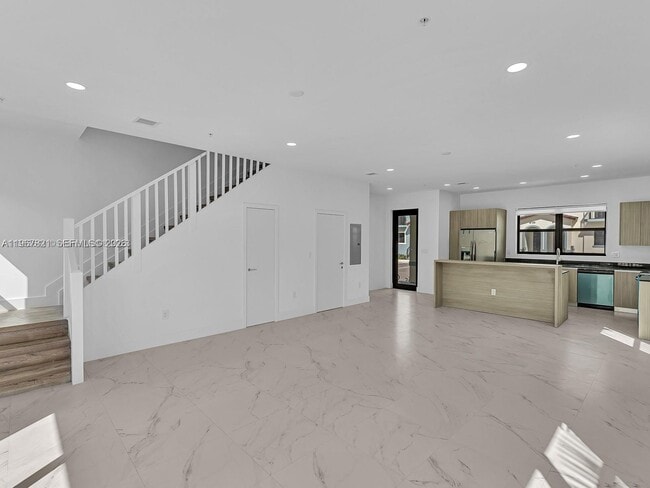 Building Photo - 6130 SW 36th Ct