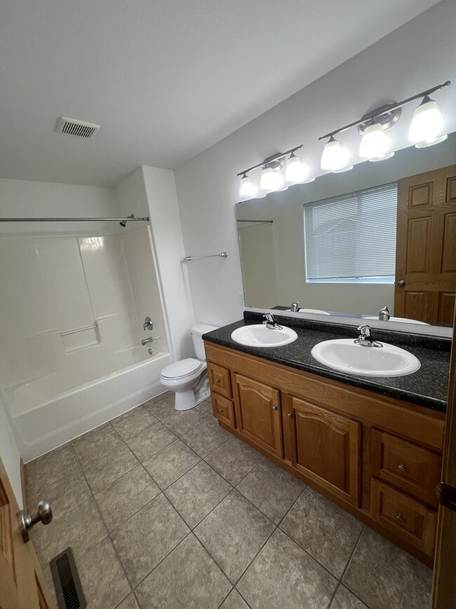 Building Photo - 4281 Estate Dr S