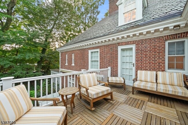 Building Photo - 655 Lake St