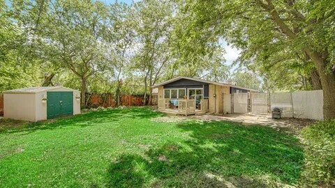 Building Photo - 8726 Lakewood Ave