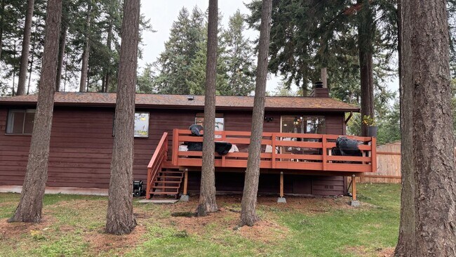 Building Photo - Fantastic Home Close to Schools, Shopping ...