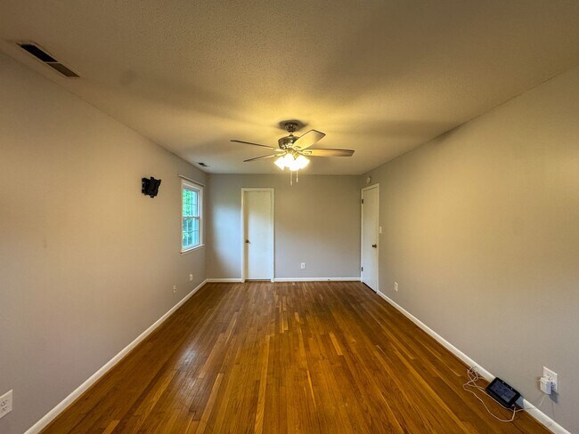 Building Photo - Charming 3 Bed 1.5 Bath Home Close to Fort Bragg