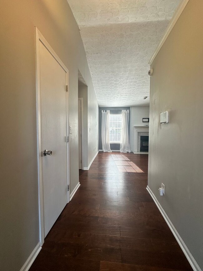 Building Photo - Charming 3-Bed Home with Fenced Yard!