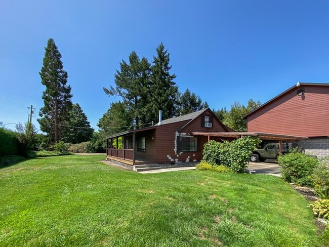 Building Photo - Garfield House: Fully Furnished House, Large private lot across from Golf Course $300 Utility Fee